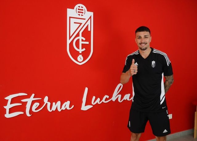 Adrian Lopez shouldn't have been on the pitch (©Granada CF)